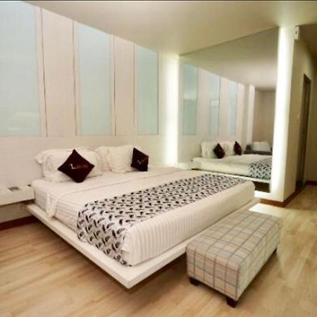 โรงแรมเดอะ แอล เอนเตอร์เทนเมนต์ Batam ภายนอก รูปภาพ