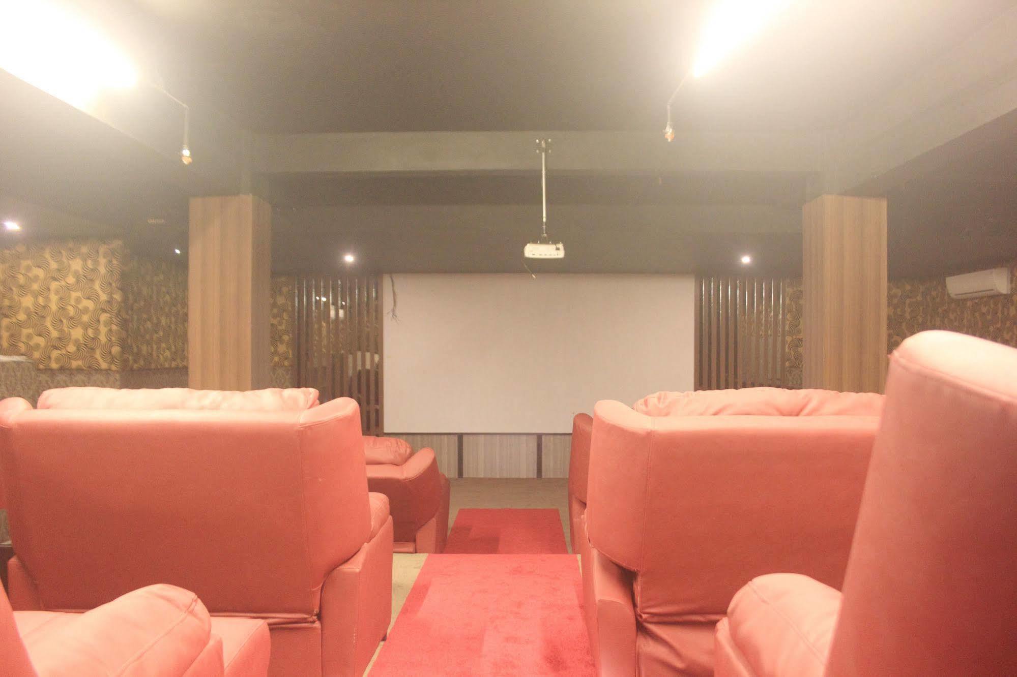 โรงแรมเดอะ แอล เอนเตอร์เทนเมนต์ Batam ภายนอก รูปภาพ